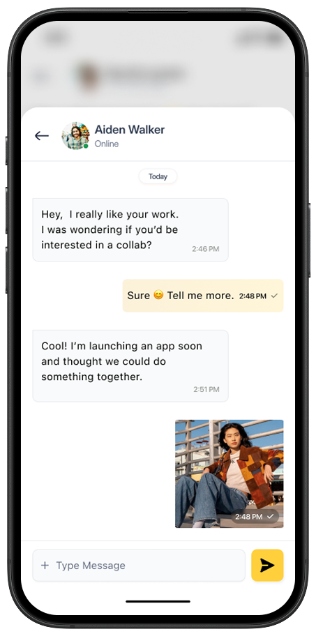 Private chat detail screen showing messages about outfits in StyleScore app.